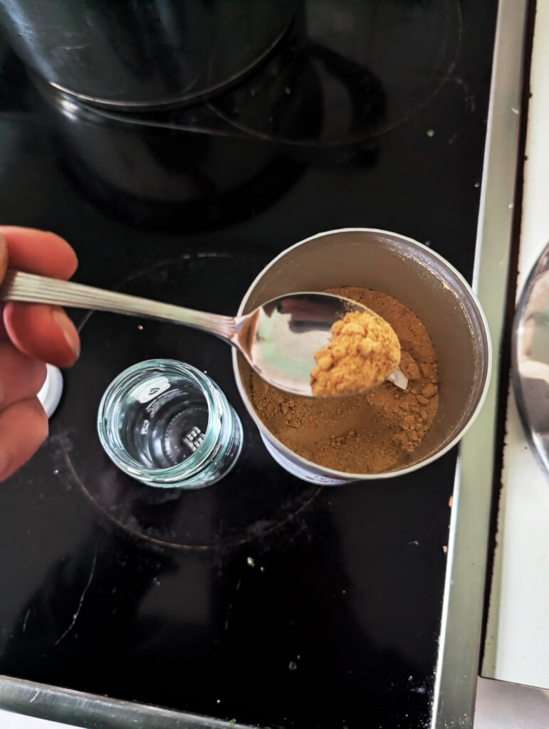 Mit Orangensaft oder im Joghurt richtig lecker, das Pulver löst sich gut auf. Mit Wasser alleine ist es nichts für mich.